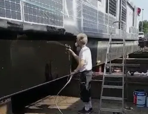 Verniciatura di una barca – Imbarcazione verniciata con uno spruzzatore Airless